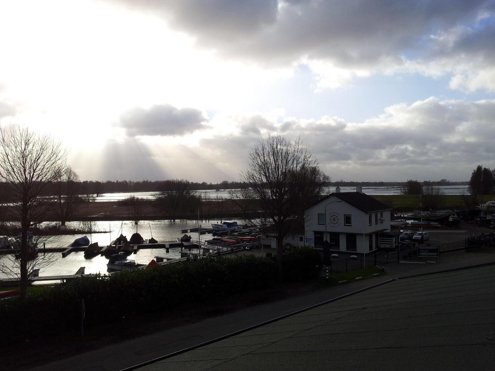 De Brabantse Biesbosch Hotel Werkendam ภายนอก รูปภาพ