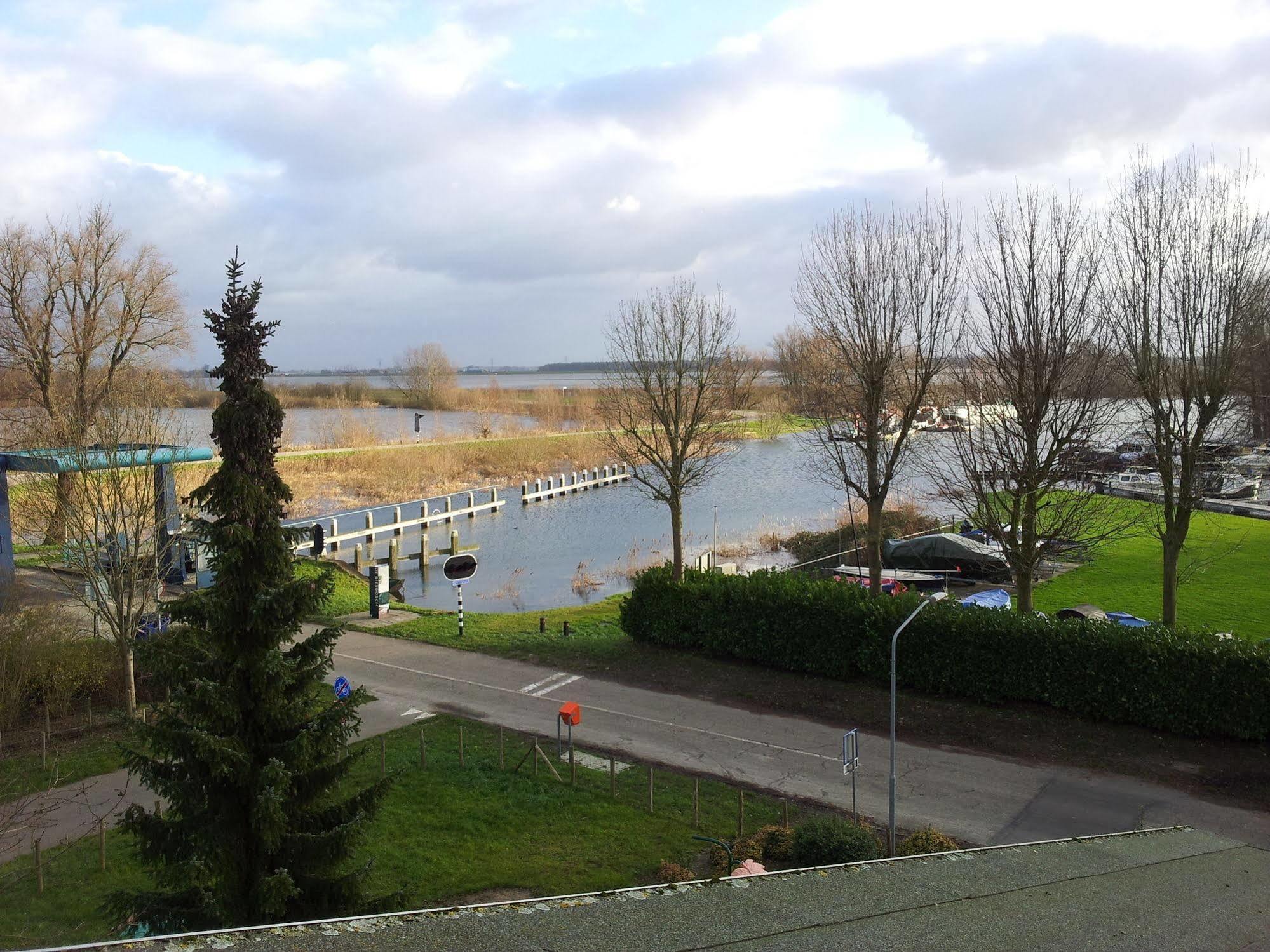 De Brabantse Biesbosch Hotel Werkendam ภายนอก รูปภาพ